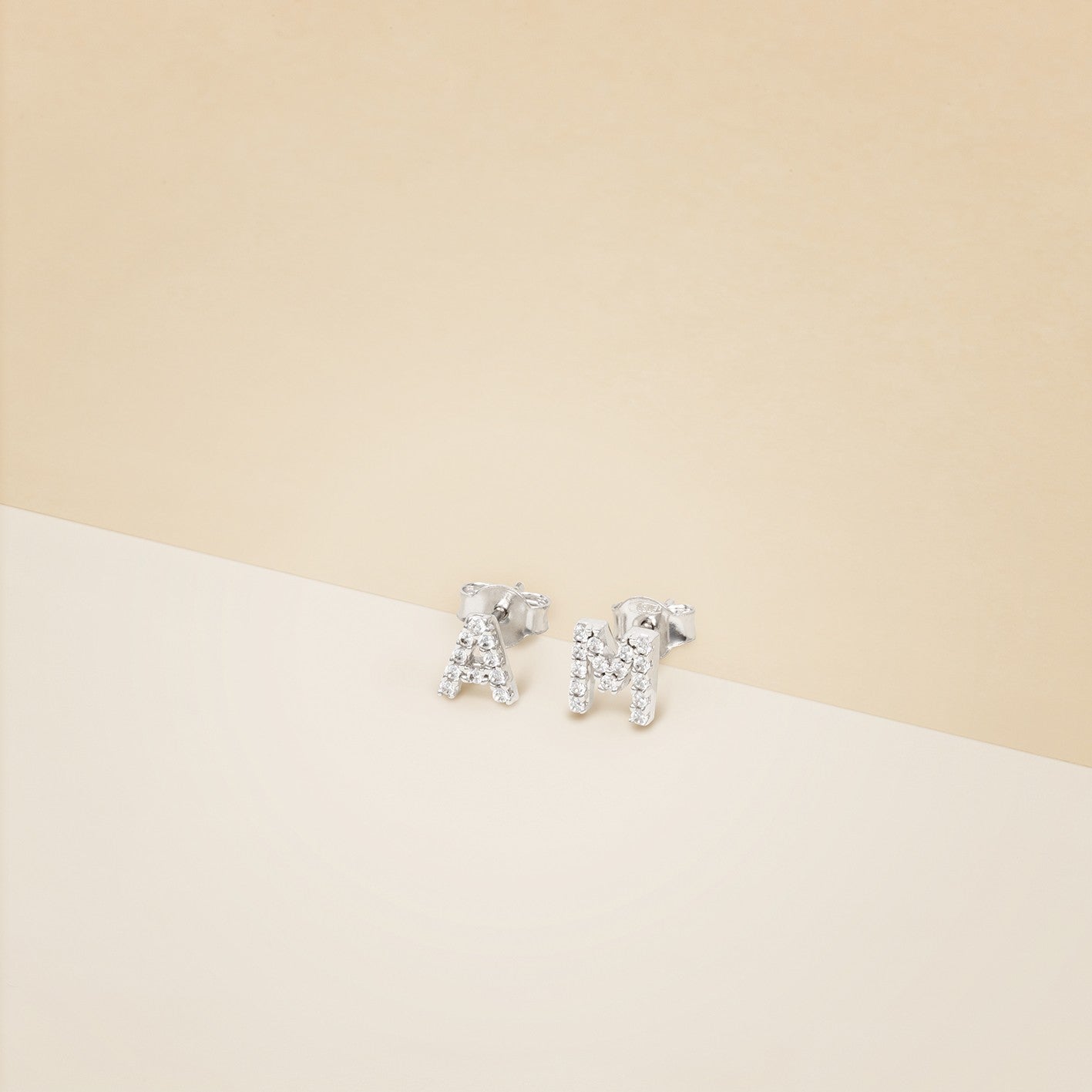 Orecchini lettera con zirconi