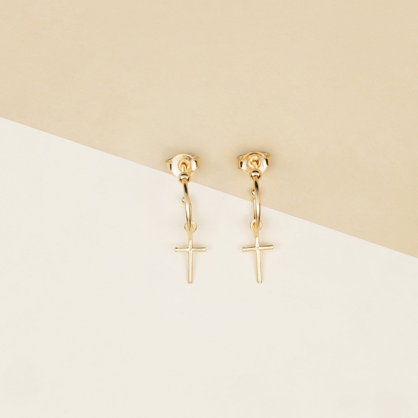 Orecchini cerchio con croce pendente