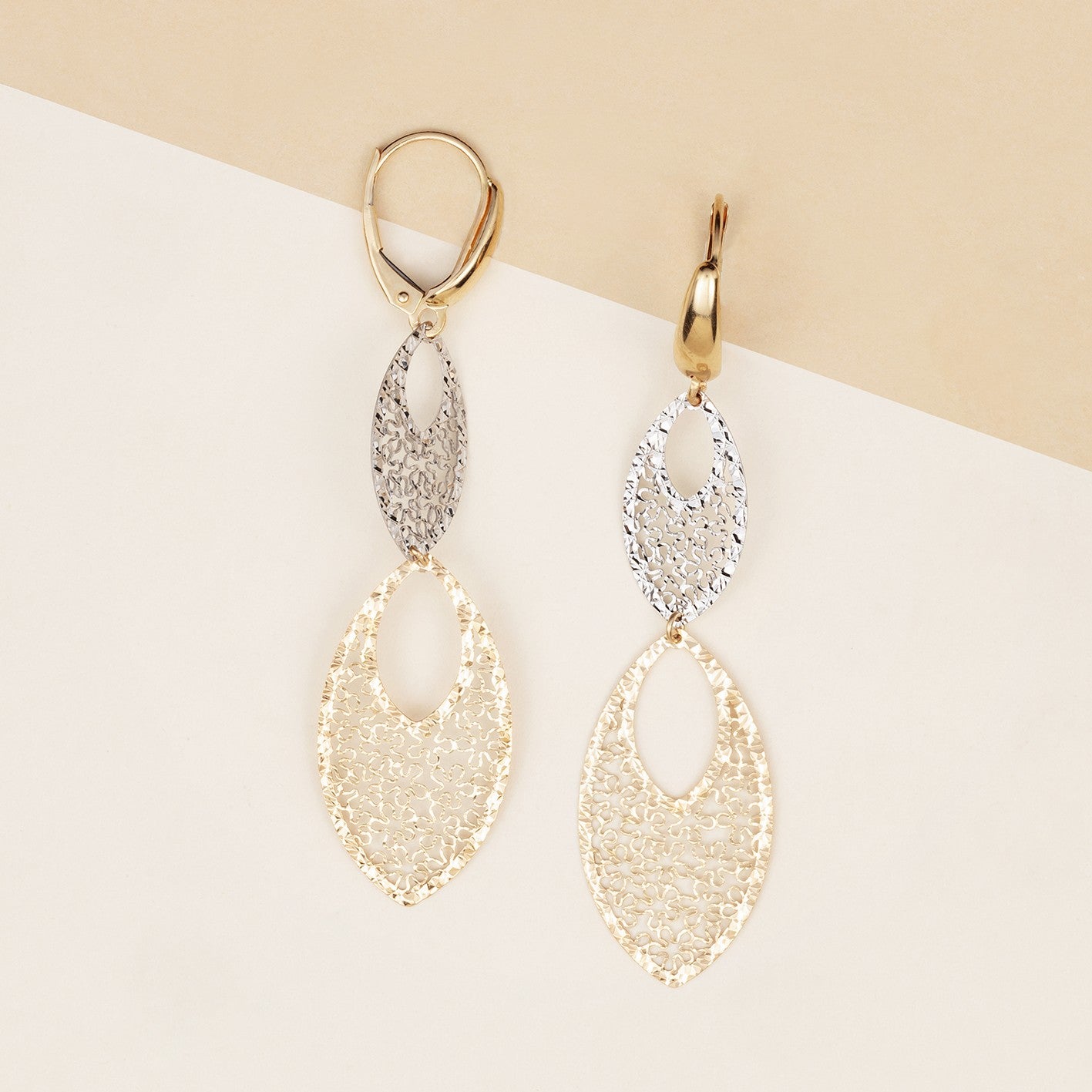 Orecchini pendenti traforati leggeri con chiusura a monachina