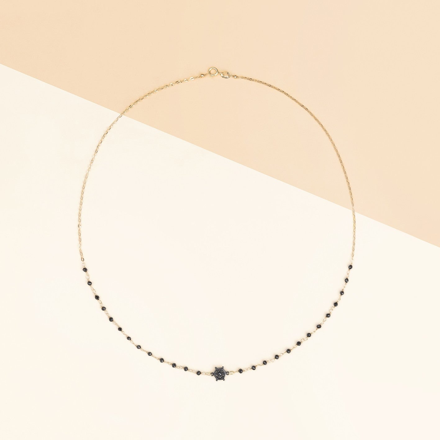 Girocollo con timone e spinelli neri