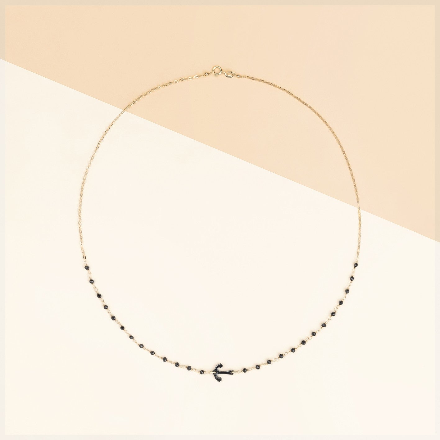 Girocollo con ancora e spinelli neri