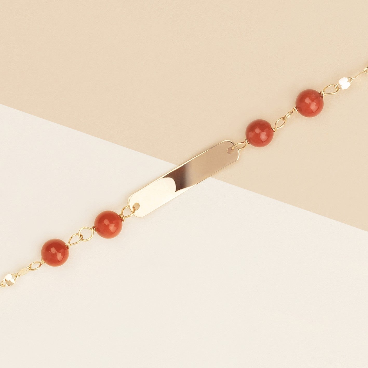 Bracciale baby con corallo rosso e targa oro giallo