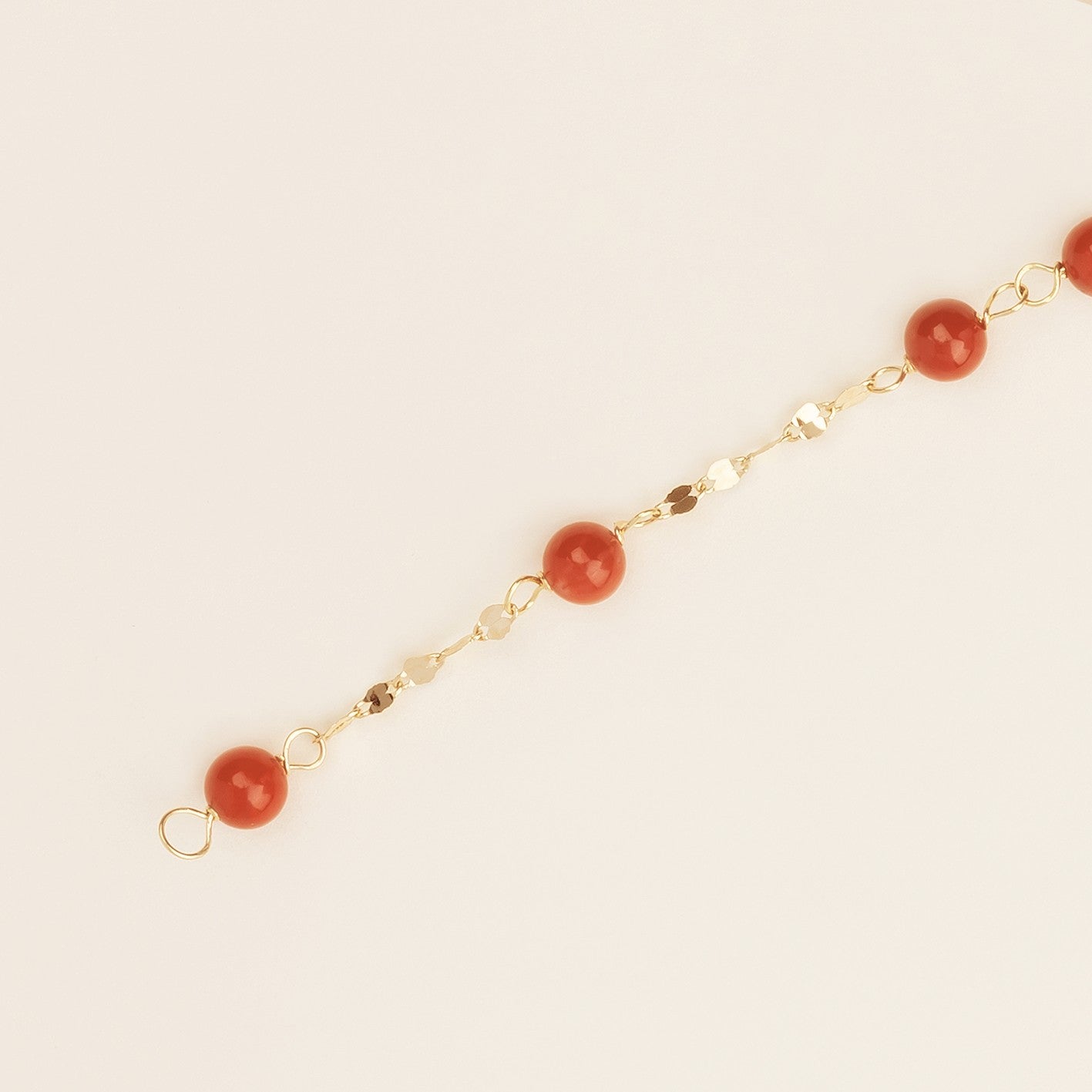 Bracciale baby con corallo rosso e targa oro giallo