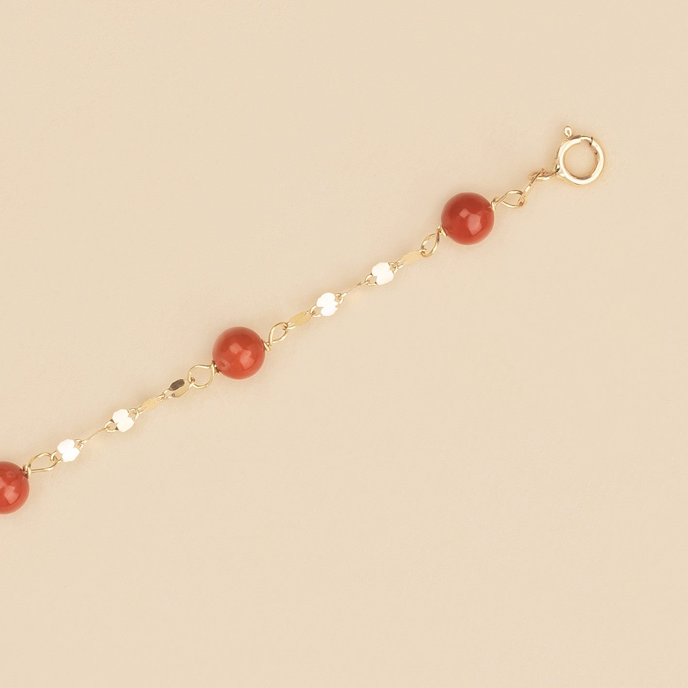 Bracciale baby con corallo rosso e targa oro giallo