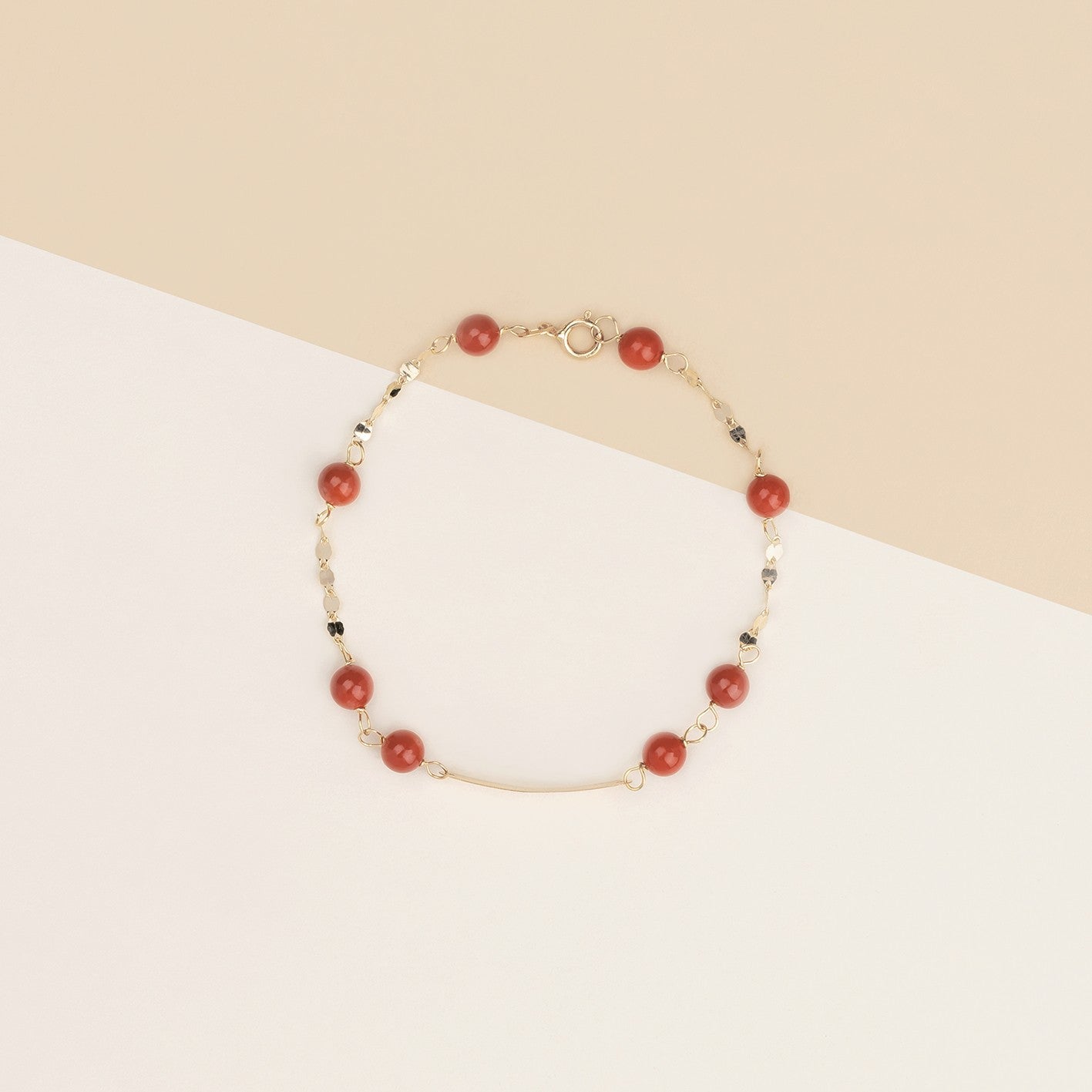 Bracciale baby con corallo rosso e targa oro giallo