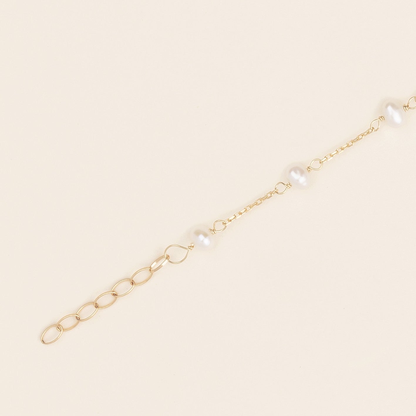 Bracciale baby con perline ed infinito oro giallo